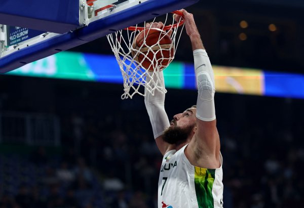 Take offense and defense! Valan made 6 of 8 in the first half and scored 15 points and 7 rebounds, 3 of 3 free throws