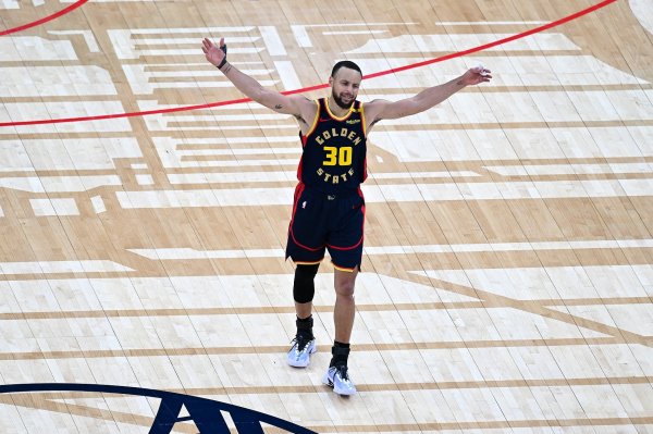 Curry has made 110 long three-pointers in his career at the end of the quarter. According to the new algorithm, the three-point shooting percentage can be increased by 0.4%.