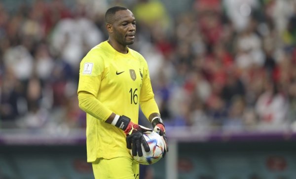 Deschamps leads the French coaching staff to pay tribute to Mandanda: Thank you for everything you do, you are the real leader