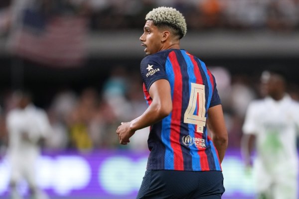 Former Barcelona youth training coach: When Araujo runs back and grabs, footsteps can be heard throughout the stadium