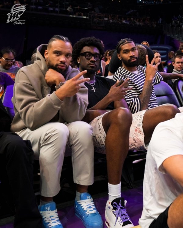 Suns players such as Dillon and Ma Wei watch the Mercury playoffs! It’s a pity that he lost to the free agent at home!